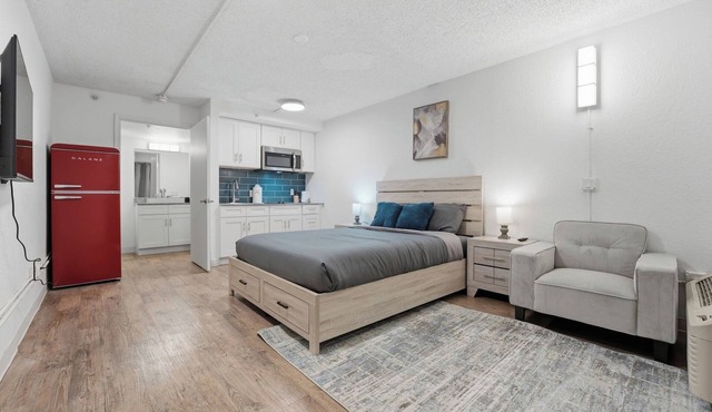 Modern Centro studio with cozy finishes