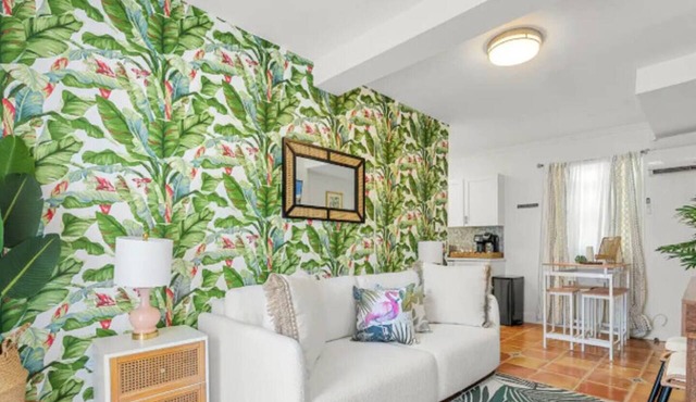 Modern West Palm Beach Stay For 3 ~ Pet Friendly