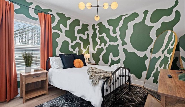 *NEW* Charm on Church ~ Cozy, Modern, Downtown Apt