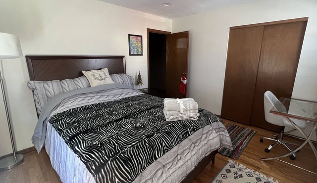 Nice friendly home, 3 min from Collins Aerospace, parking on site safe