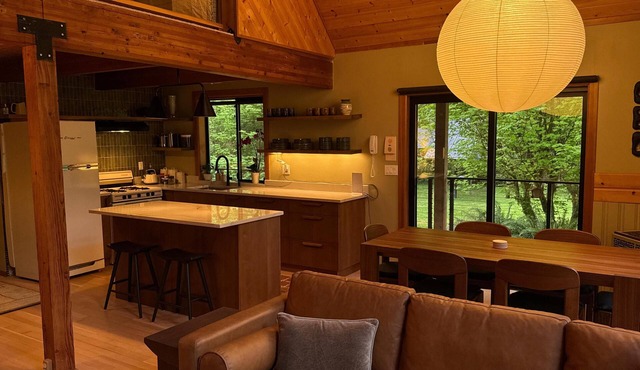 North Cascades River Song Cabin - riverfront, hot tub