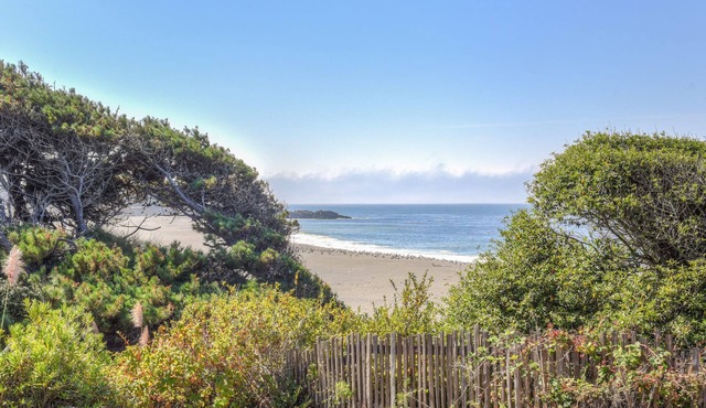 Ocean Bungalow | Tesla EV Station & Near Trails!