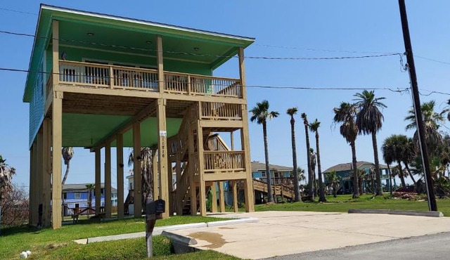 --OCEAN VIEWS ---3-MINUTE-WALK TO THE BEACH ---Near MOODY GARDENS -Schlitter Bahn -Pleasure Pier -Fishing Pier
