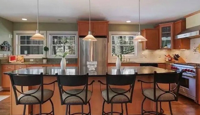 Open Floorplan Lake House just 2 min. walk to Lake Geneva