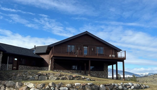 Panoramic Paradise: Stay in Livingston's Best!