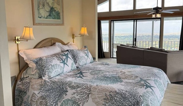 Penthouse Overlooking Waimea Ocean views