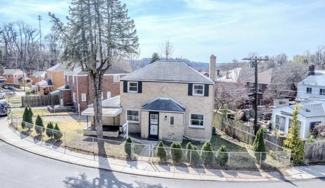 Perfect 2-bedroom house with AC in lovely Pittsburgh five min from N. Shore Dr.