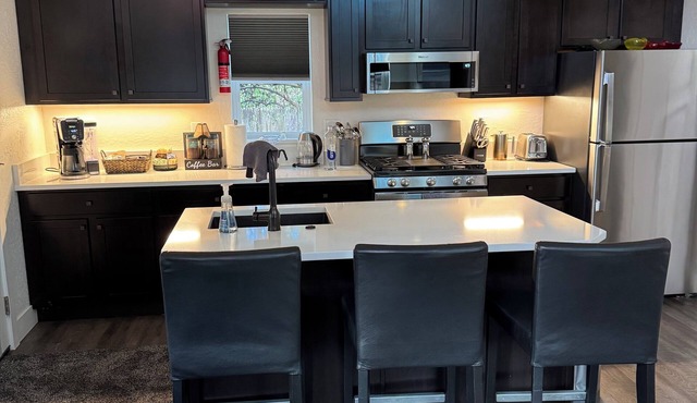 Pet Friendly Tiny Glass House Close To The Airport and Downtown
