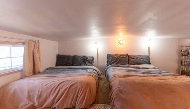 Pink Pony Sleeps 6 10 mins to Lake Travis