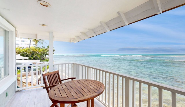 Posh, beachfront gingerbread home with 3 lanais- walk to parks, dining, tennis