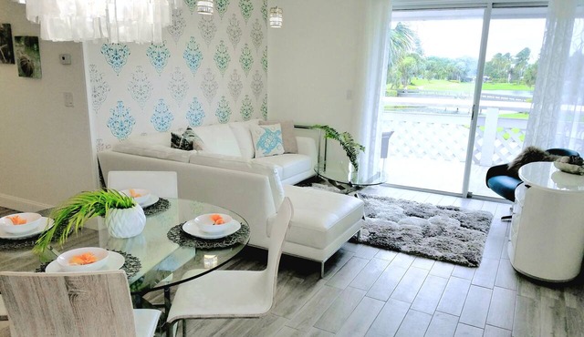 POSHPADZ -Villa Koalua Walk to Jupiter Beach-Prime Lake Views-Resort Setting