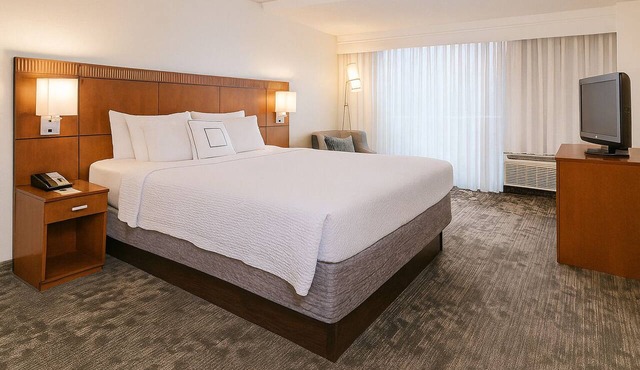 Prime Location! Comfortable Accessible Room, Self Parking & Onsite Starbucks!