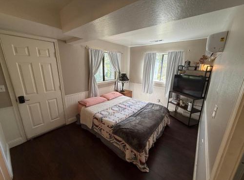 Quirky, peaceful, private studio with deck, 2 mins from downtown