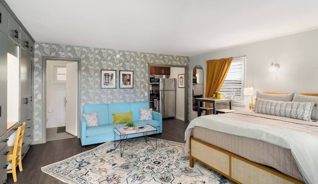 Retro Hotel studio vibe with great pool!