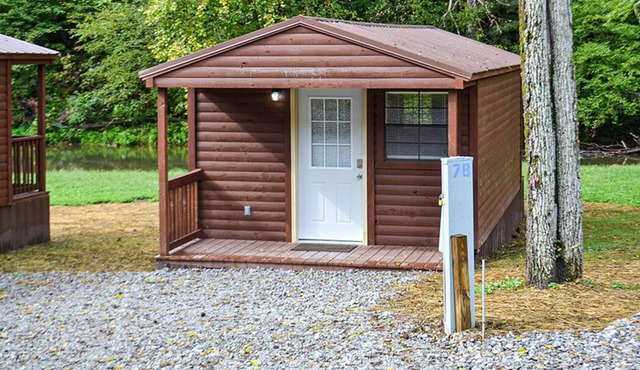 River Forge Cabin 53 - Cozy and Rustic 1 Bedroom Cabin - Creek Front