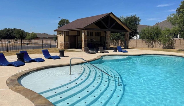 River Getaway in Historic Gruene. Walk to river, shops, restaurants, and more!