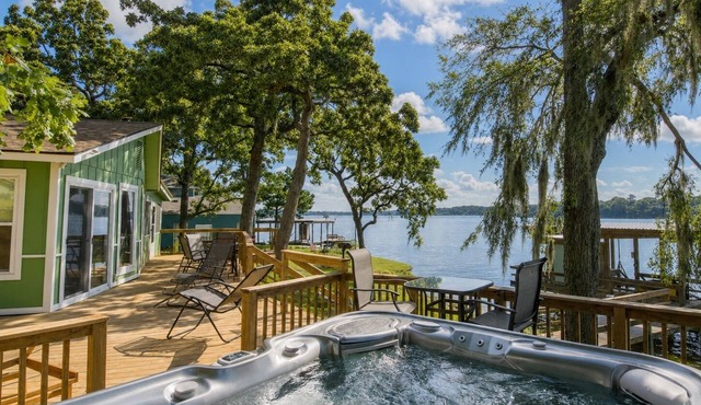Romantic Lakefront Retreat: Hot Tub, Private Deck, Screened Porch, Dock & Kayaks