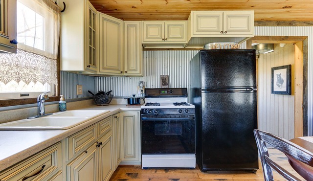 Rustic Mount Perry Cabin Near Fishing Pond & Farm