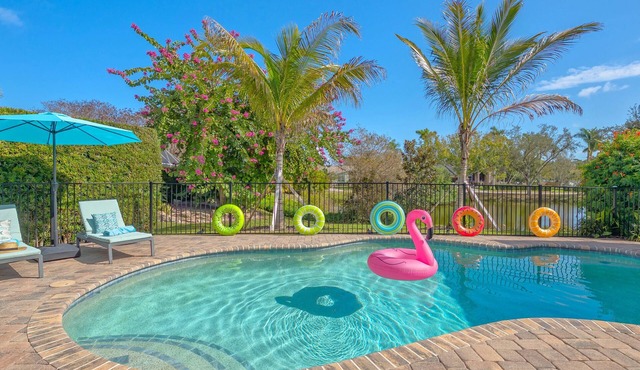 Seaside Memories - 10 minutes to the beach, lake view, pool, A/C gaming room