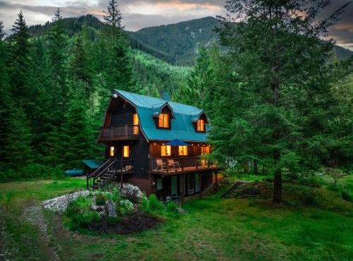 Secluded North Cascades Retreat Private Trail Fire Pit