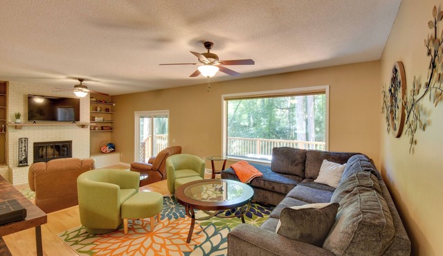 Serene Seneca Retreat w/Deck ~ 4 Mi to Clemson!