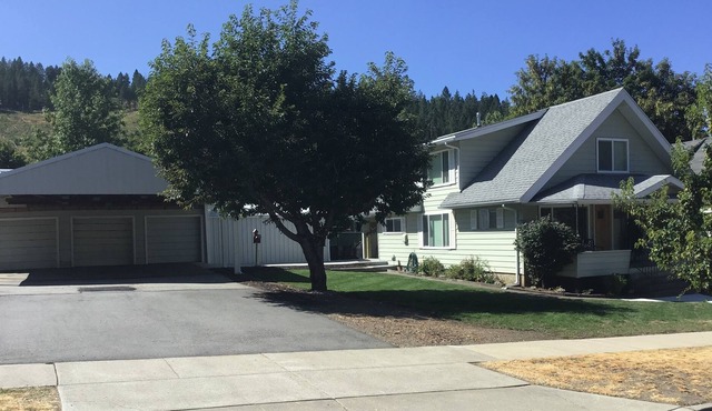 Ski storage, Pool table, gazebo, game room, stocked kitchen 5 star reviews Fun!