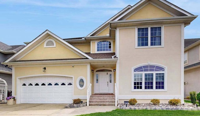 Spacious 5 bedroom, waterfront home w/grill, firepit, full kitchen & shared pool