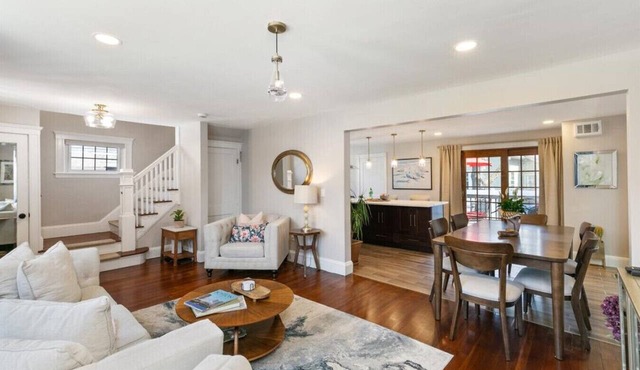 Spacious 5BR Executive Retreat - 10 Min to Boston