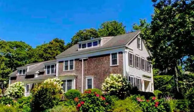 Spacious 5BR Vineyard Haven Home - Walk to Town, Bike to Tashmoo - Sleeps 10!