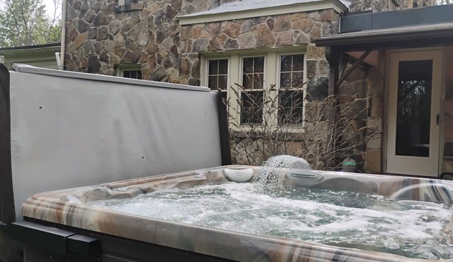 Stone Cottage- Double Suite with Hot Tub