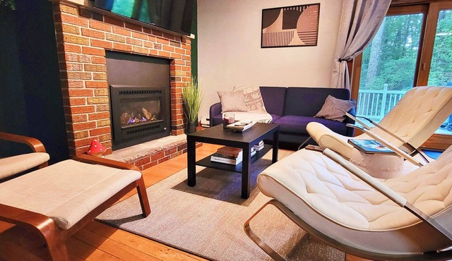Summer Getaway! King Bed, Big Yard w FirePit, Patio w BBQ Grill, Ping Pong!
