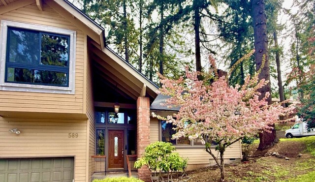Super comfy 3000 sq ft 4 bedrooms, Deck, EV Charger