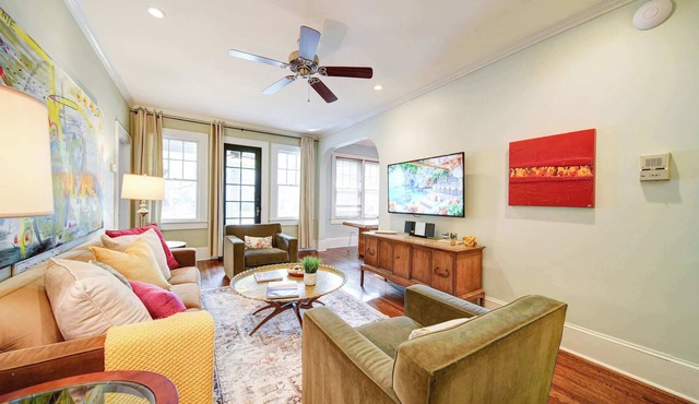 The Home Collection: Historic Myers Park 2BR w/Screened Porch & Patio