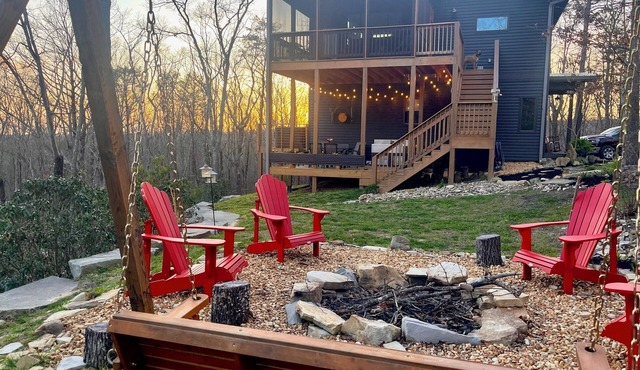 Treetop Cabin. Private & modern w/hot tub & view