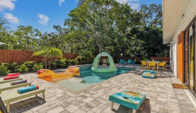 Tropical Vibe | 6BR Sleeps 21 | Heated Pool, Hot Tub, 2-Min Walk to GT Bray Park