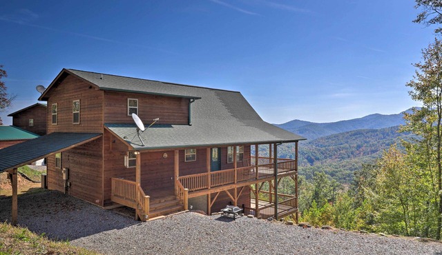 Unparalleled Mountain Views: Spacious Cabin in NC!