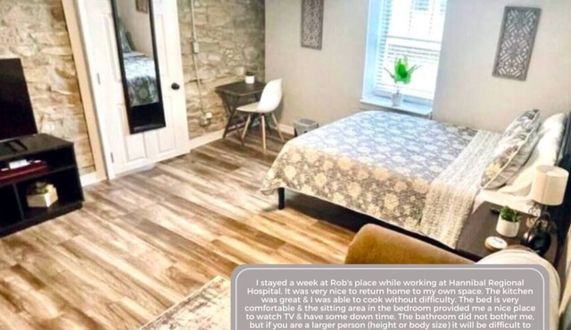 Updated efficiency unit attached to the Parlor on Paris - Rent both and save