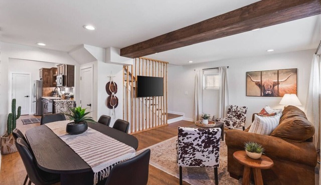 Vibrant Multi-Condo Building - Sleeps 48 - 7 Units