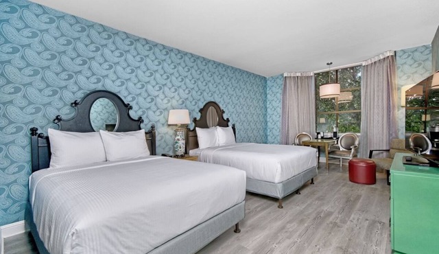 Victorian Room Near Theaters, Free Breakfast and Rooftop Pool Access