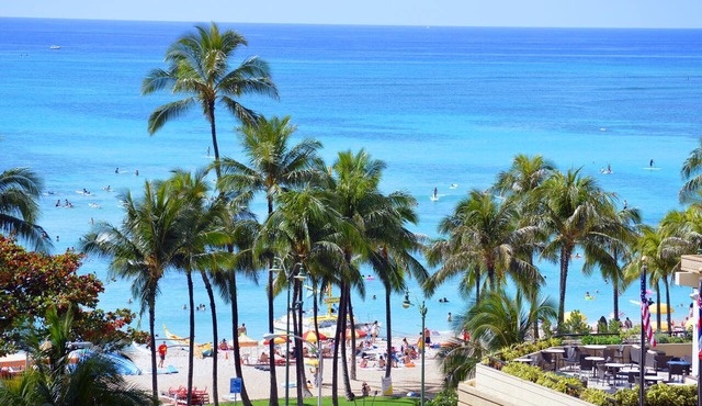 Waikiki Beach center! Oceanview, Lanai, Free WIFI and Phone. Full Kitchen.