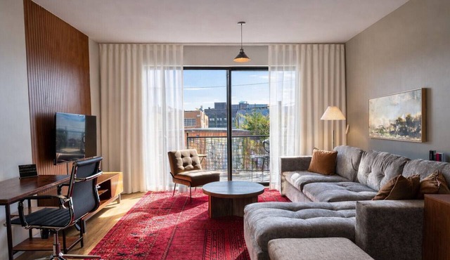 Walker`s Point Designer 2BR · Prime Location with Balcony and Gym · Sleeps 6