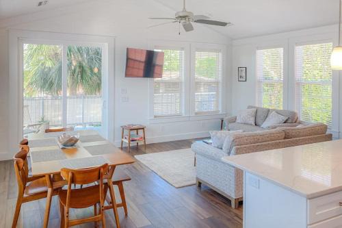 Waterfront apartment with lovely views in walkable location