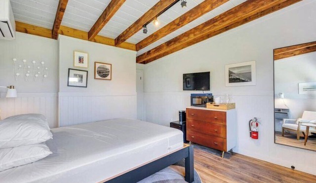 Waterfront studio and more in a Boutique Hotel, Heart of Hampton Bays,. in Hampton Bays