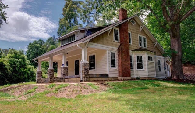 Wicked Chicken Farmhouse: Historic house w/modern amenities, close to Asheville!