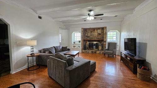 Willow and Stone Escape sleeps 6