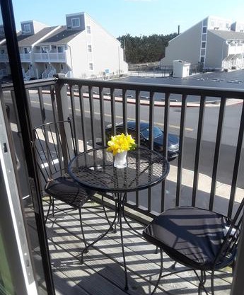 Gorgeous Views, Direct Bayfront Condo