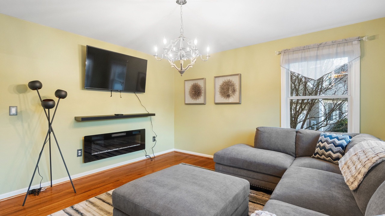 Photo of Livingroom in Old Mystic